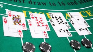 Antarmuka aplikasi mobile tuna128 menampilkan pasar Liga 1 dan opsi live-dealer